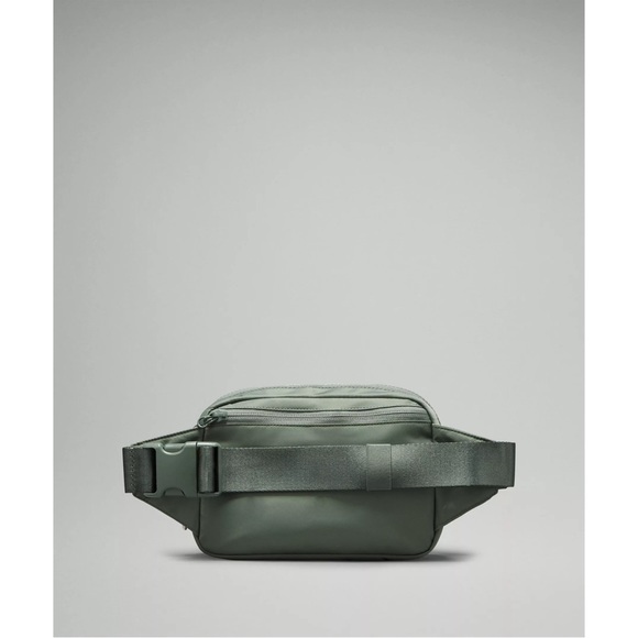 🚫🚫SOLD🚫🚫Everywhere Belt Bag Large with Long Strap 2L - Picture 4 of 5